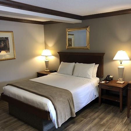 Talbot Trail Inn & Suites Leamington Extérieur photo