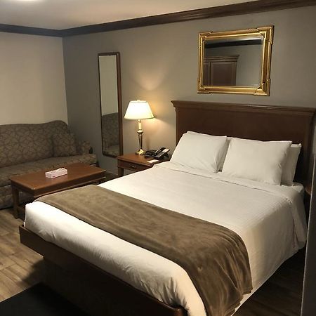 Talbot Trail Inn & Suites Leamington Extérieur photo
