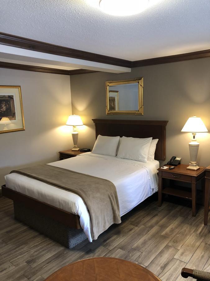 Talbot Trail Inn & Suites Leamington Extérieur photo