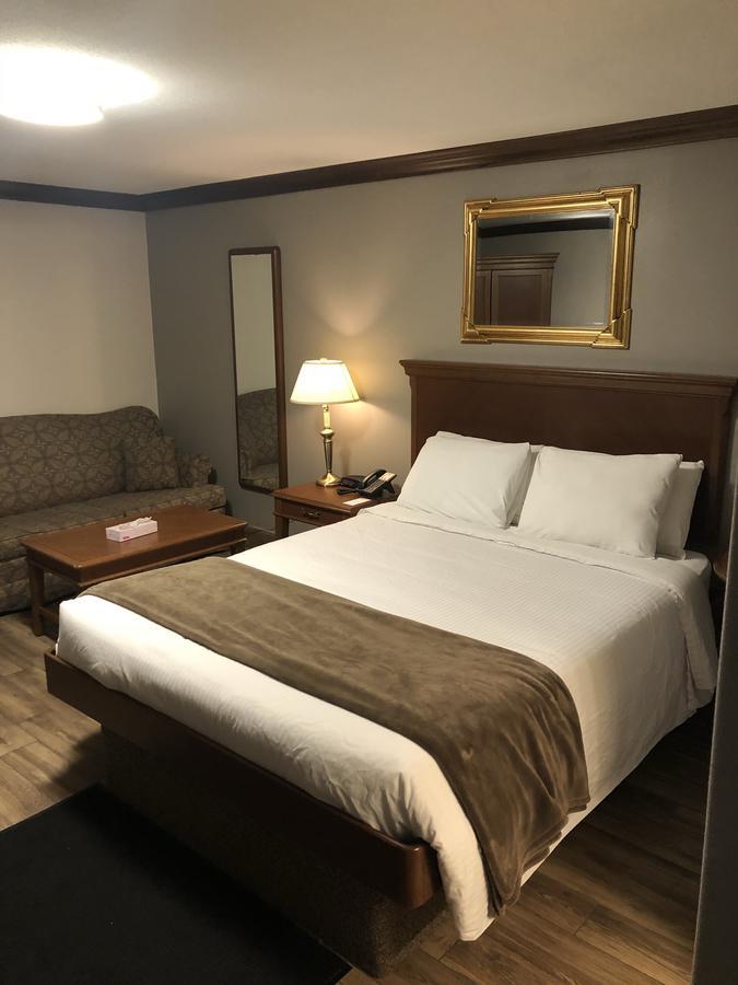 Talbot Trail Inn & Suites Leamington Extérieur photo
