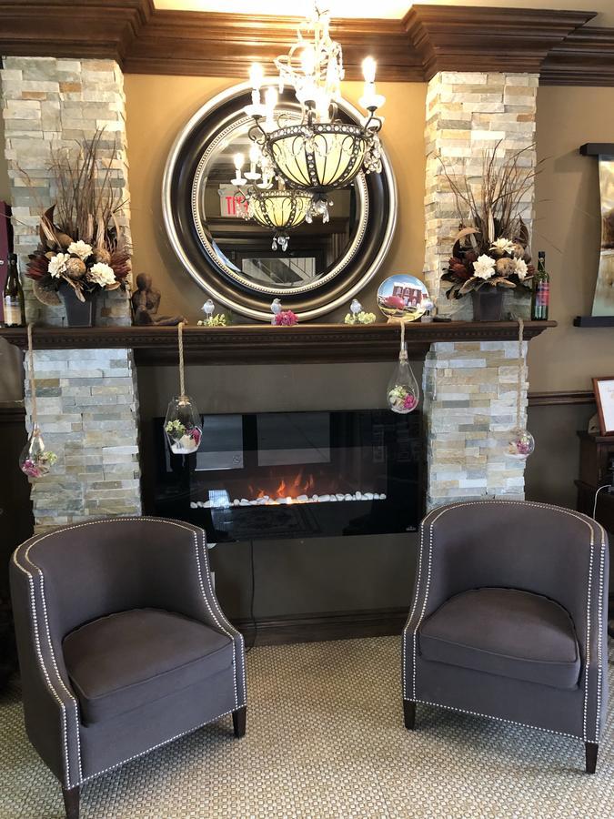 Talbot Trail Inn & Suites Leamington Extérieur photo