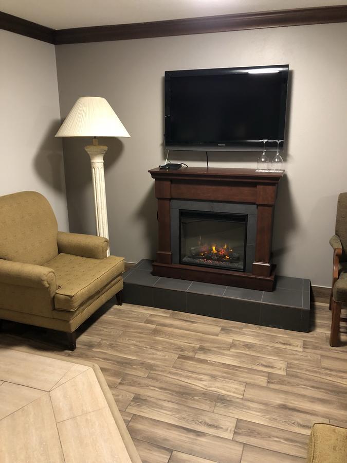 Talbot Trail Inn & Suites Leamington Extérieur photo