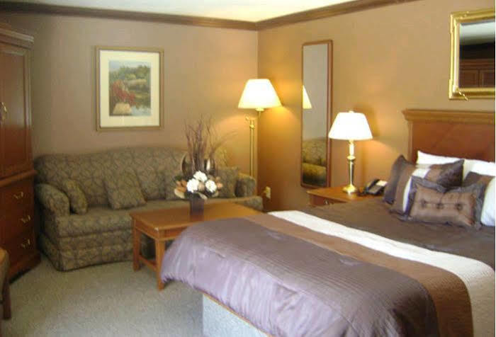 Talbot Trail Inn & Suites Leamington Extérieur photo