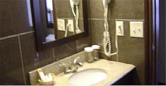 Talbot Trail Inn & Suites Leamington Extérieur photo