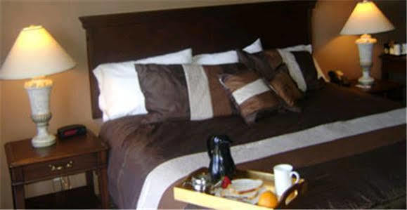 Talbot Trail Inn & Suites Leamington Extérieur photo
