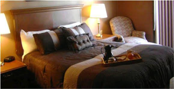 Talbot Trail Inn & Suites Leamington Extérieur photo