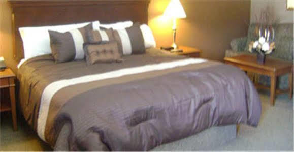 Talbot Trail Inn & Suites Leamington Extérieur photo