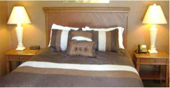 Talbot Trail Inn & Suites Leamington Extérieur photo