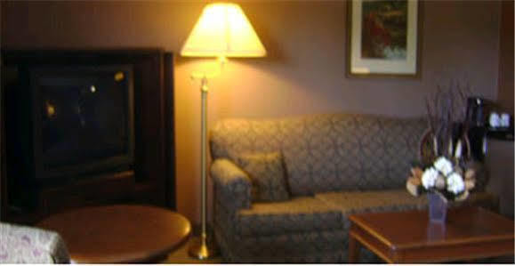 Talbot Trail Inn & Suites Leamington Extérieur photo