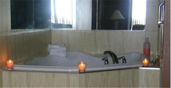 Talbot Trail Inn & Suites Leamington Extérieur photo