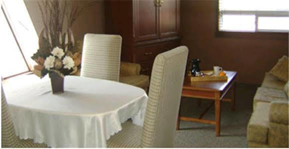Talbot Trail Inn & Suites Leamington Extérieur photo