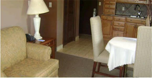 Talbot Trail Inn & Suites Leamington Extérieur photo