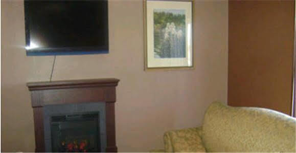 Talbot Trail Inn & Suites Leamington Extérieur photo
